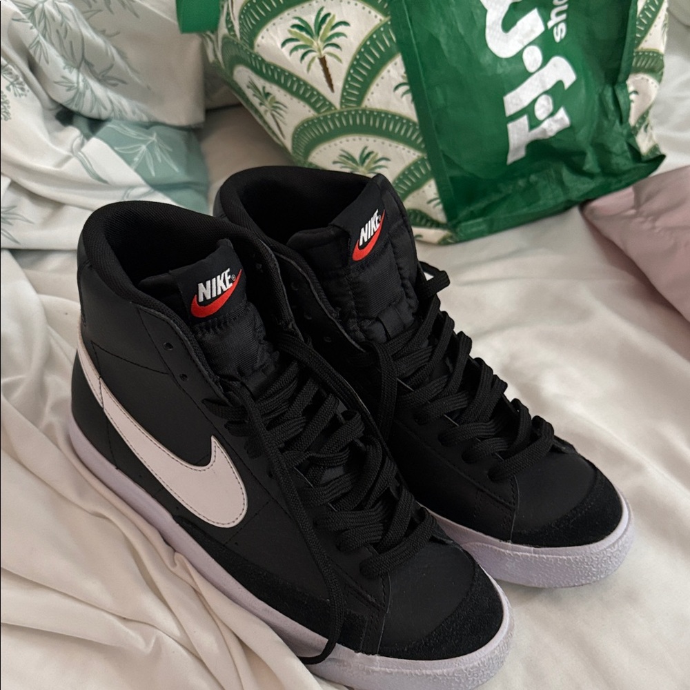 Nike Men's Black and White Sneakers